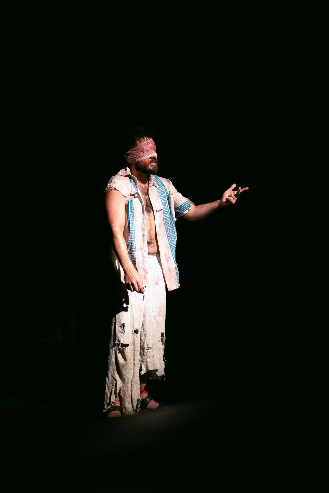 Dan Sinclair como Edinho, cego, em Édipau Édipedra