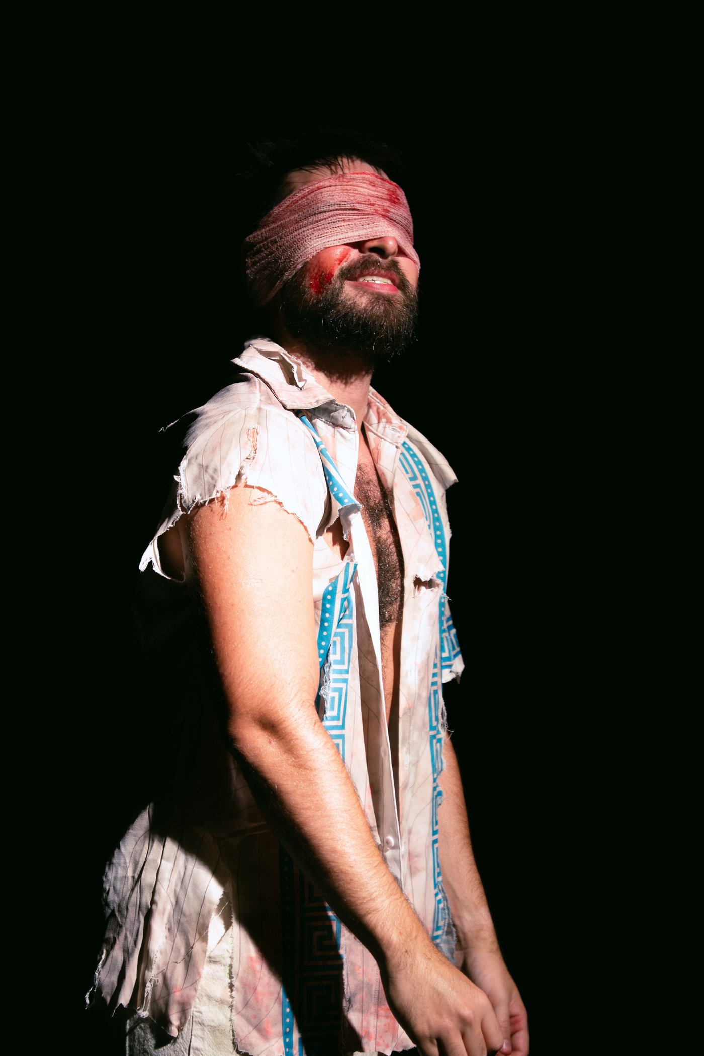 Dan Sinclair como Edinho, cego, em Édipau Édipedra